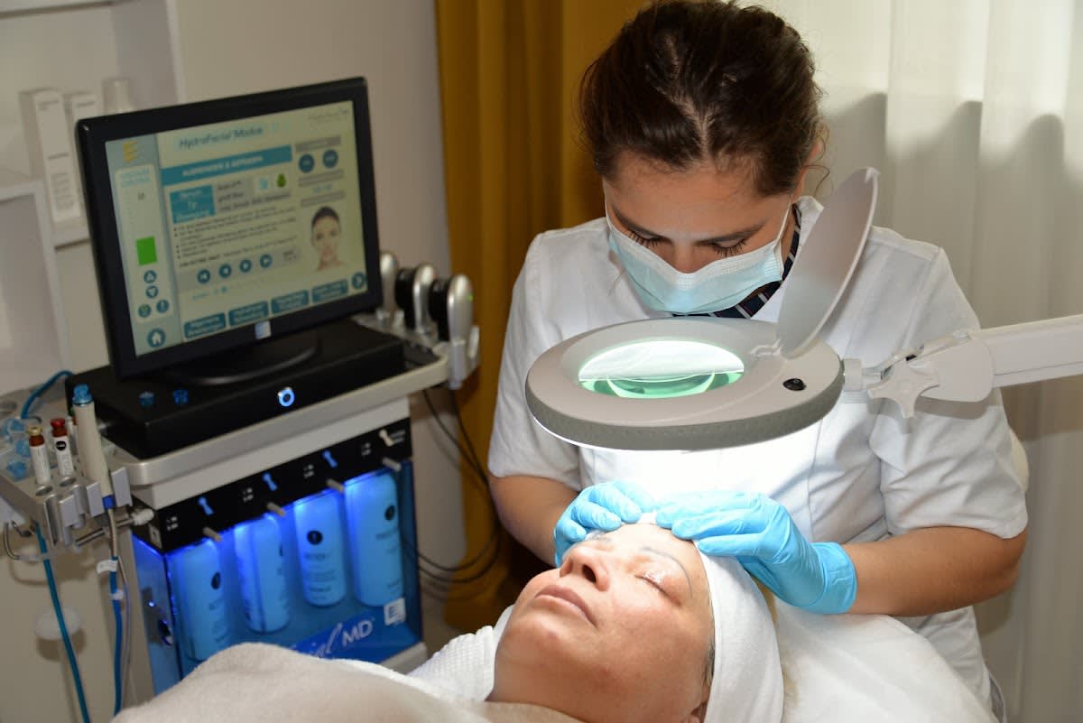 Aura Aesthetics Kosmetikstudio / HydraFacial MD® & Microneedling gallery image 3