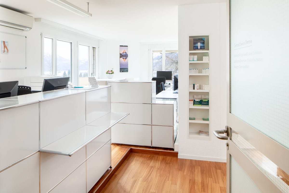 Dermatologie - LaserZentrum - Liposuktion gallery image 7