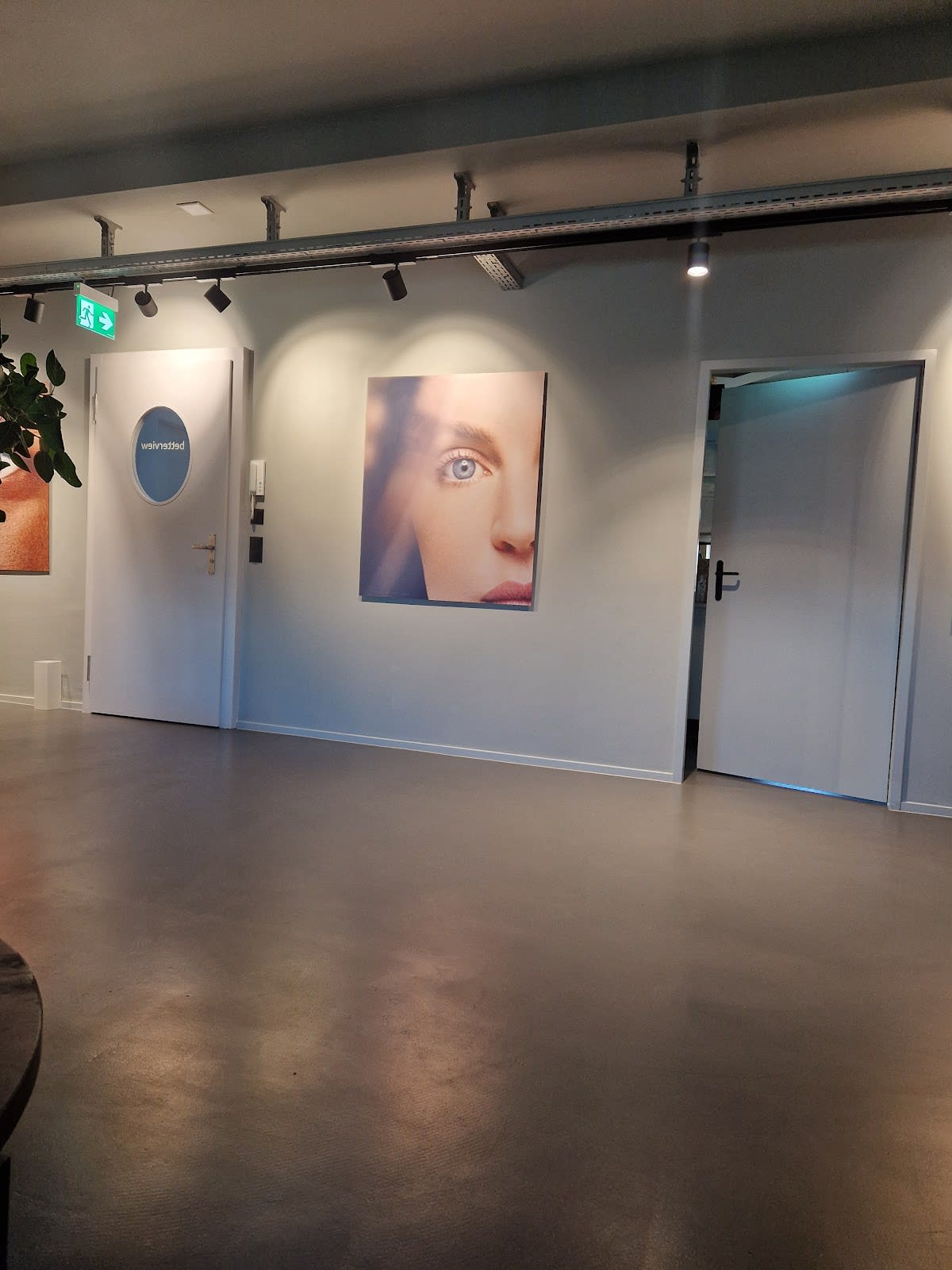 EuroEyes Klinik Basel gallery image 9