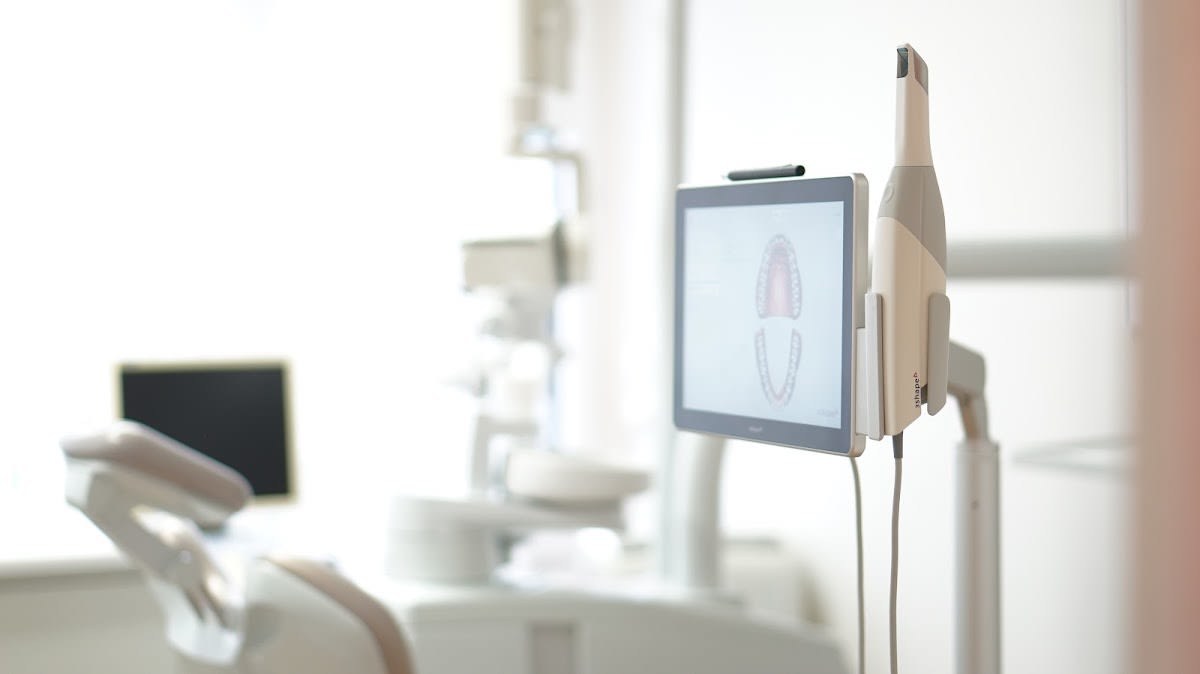 Smilezone Zahnarztpraxis | Dr.Gold und Yoo | Dentist Zug | Zuger Zahnärzte gallery image 1