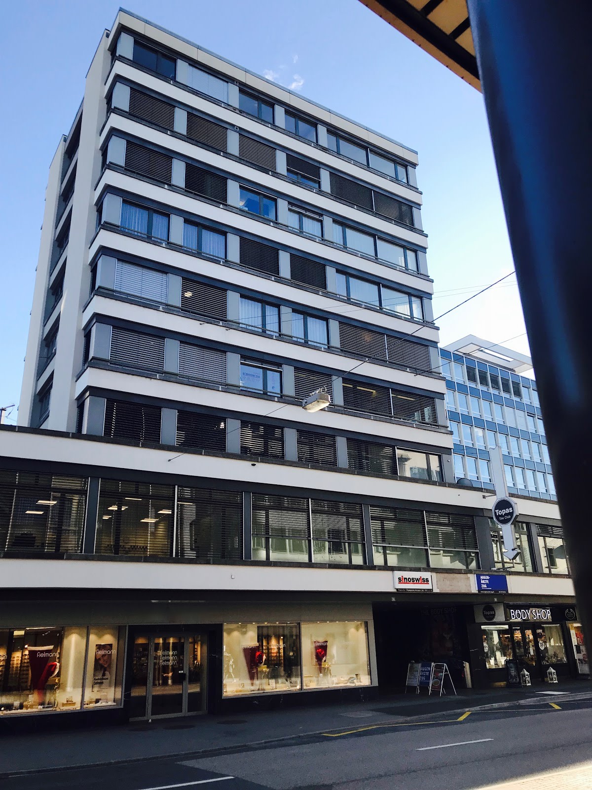 Smilezone Zahnarztpraxis | Dr.Gold und Yoo | Dentist Zug | Zuger Zahnärzte gallery image 8