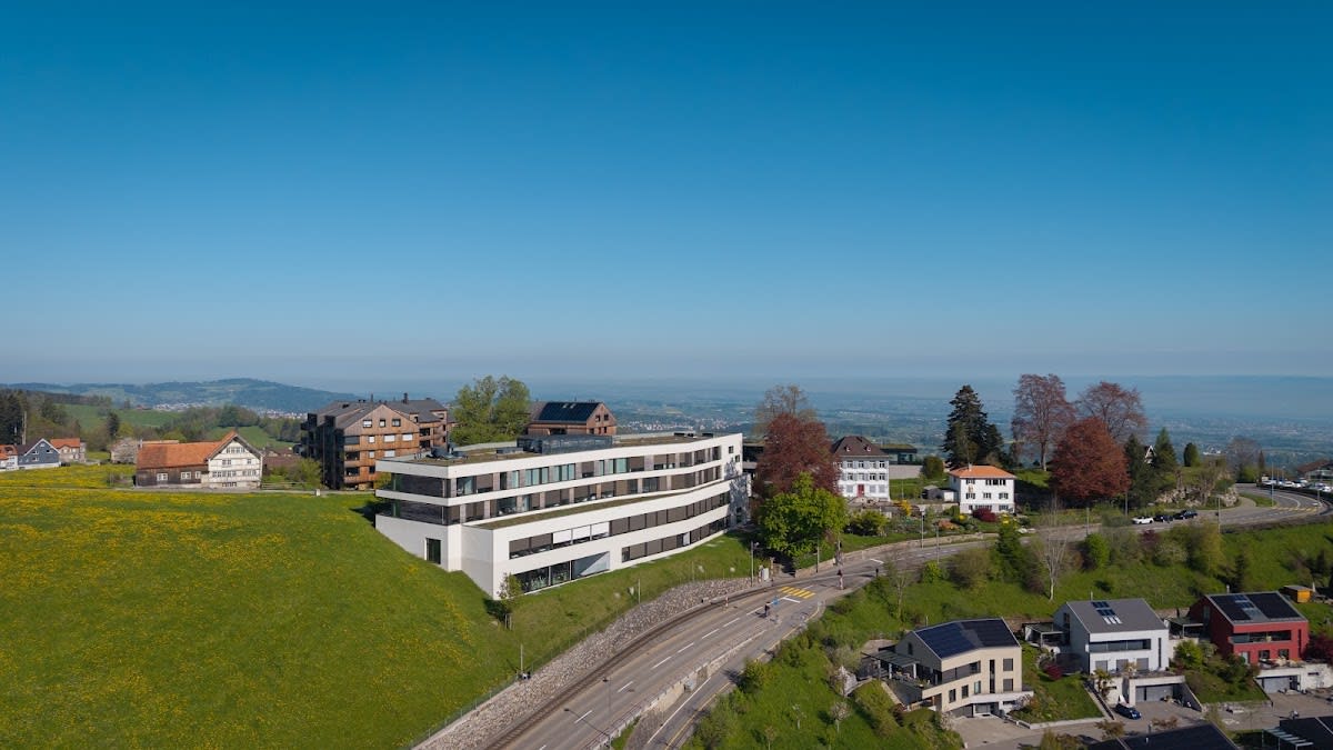 Dr. med. Thomas Hundt - Spezialist für Nasenkorrekturen gallery image 2