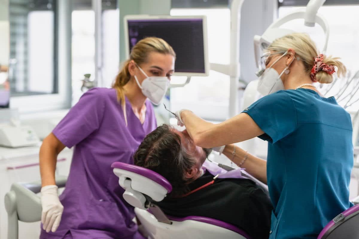 CMD+I Dentistes & Urgences Dentaires Dr. Sandrine Rossier gallery image 7