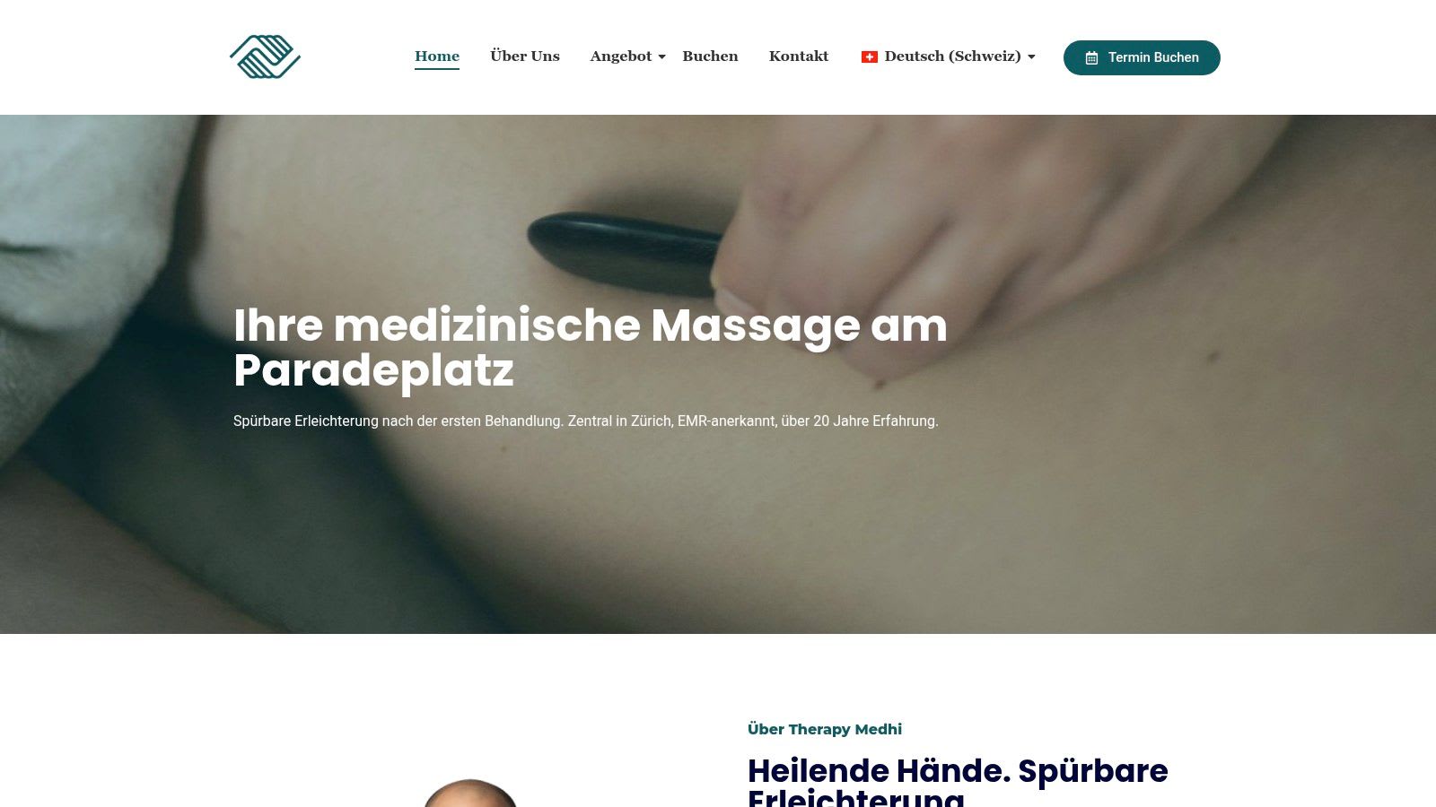 Pierres de massage sur le dos d'une personne, illustrant une séance thérapeutique.