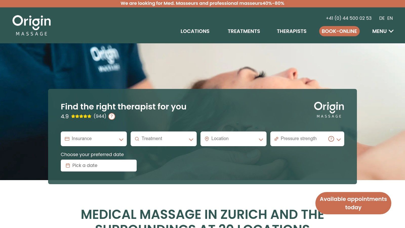 Une main naviguant sur le système de réservation en ligne d'Origin Massage sur un ordinateur portable.
