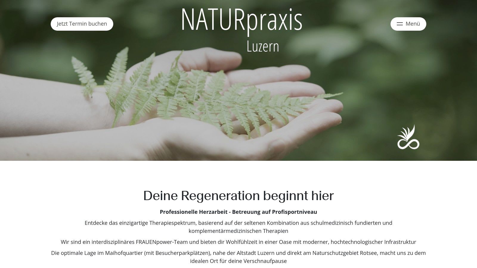 Une personne recevant un massage thérapeutique dans un cadre serein inspiré de la nature.