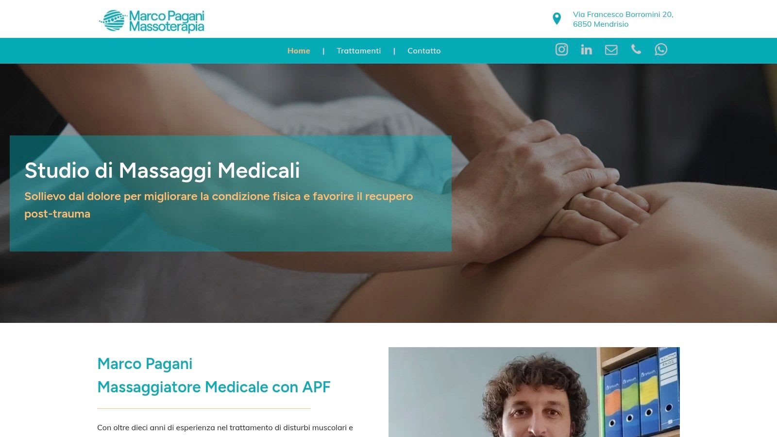 Un thérapeute appliquant une pression sur l'épaule d'un client, illustrant une technique de massage médical.