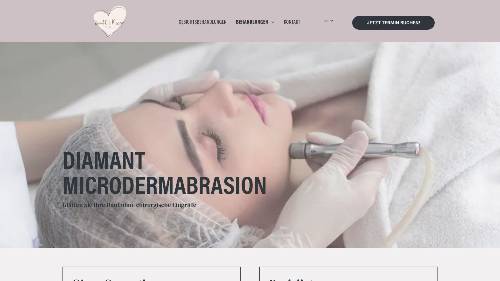 Esthéticienne effectuant un traitement facial de microdermabrasion par diamant, représentant les services de Kosmetik Pianella