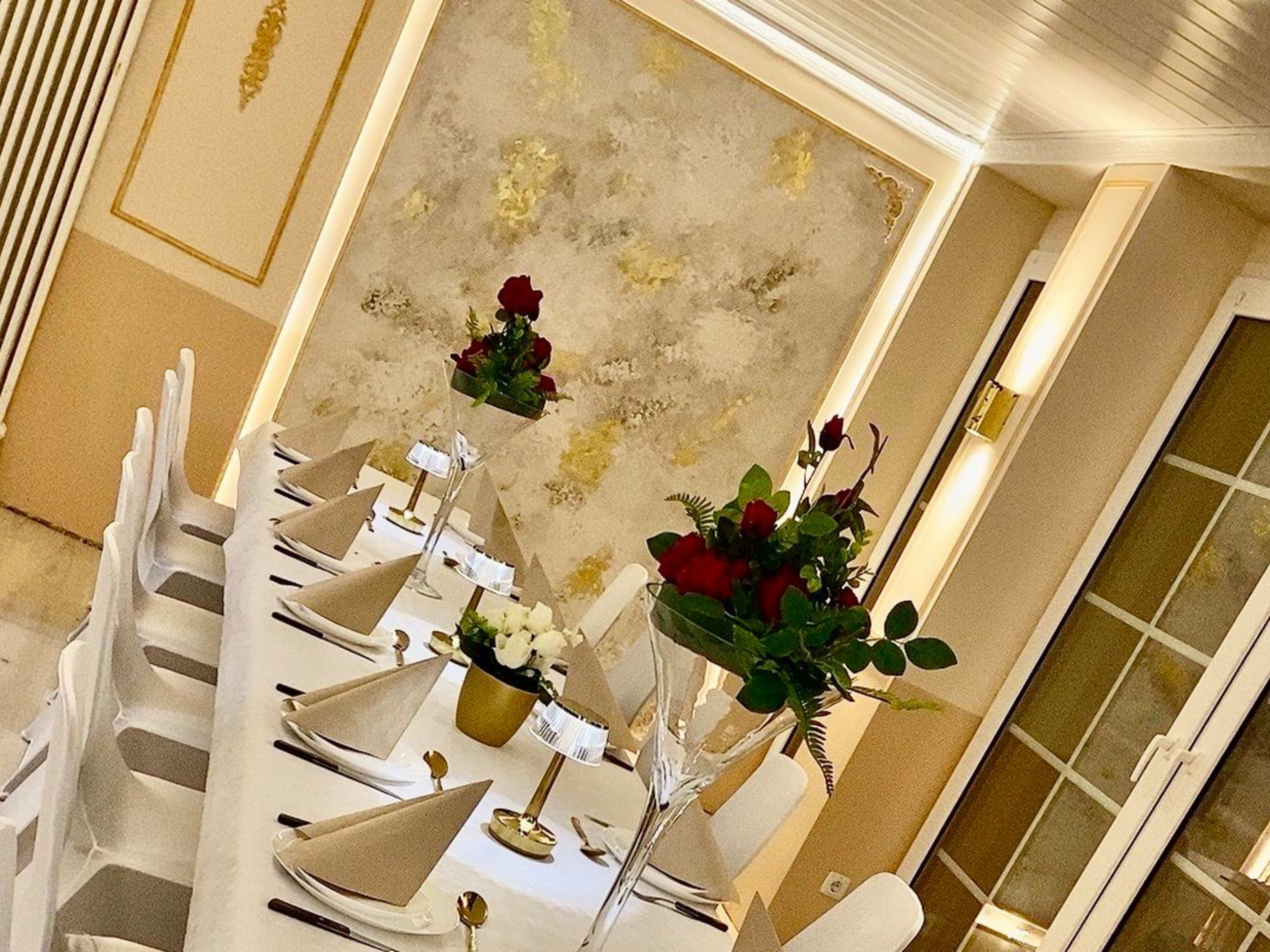 Festtafel mit Rosen