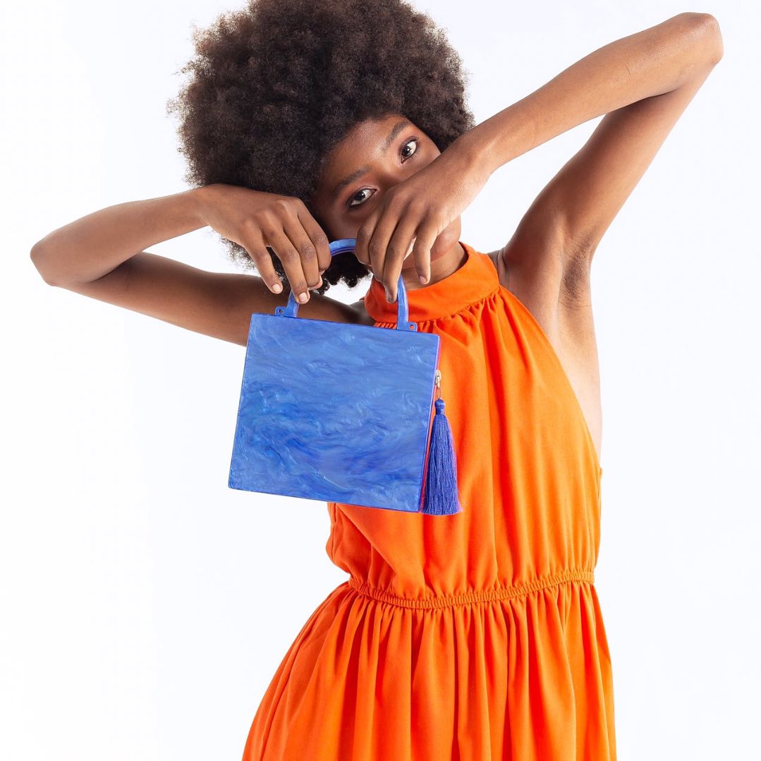 Nossa Bag Bali toda em acrílico azul perolado, perfeita para fazer combinações incríveis!