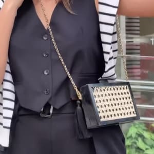 Até que parece um preto básico, só que não! 😌🖤