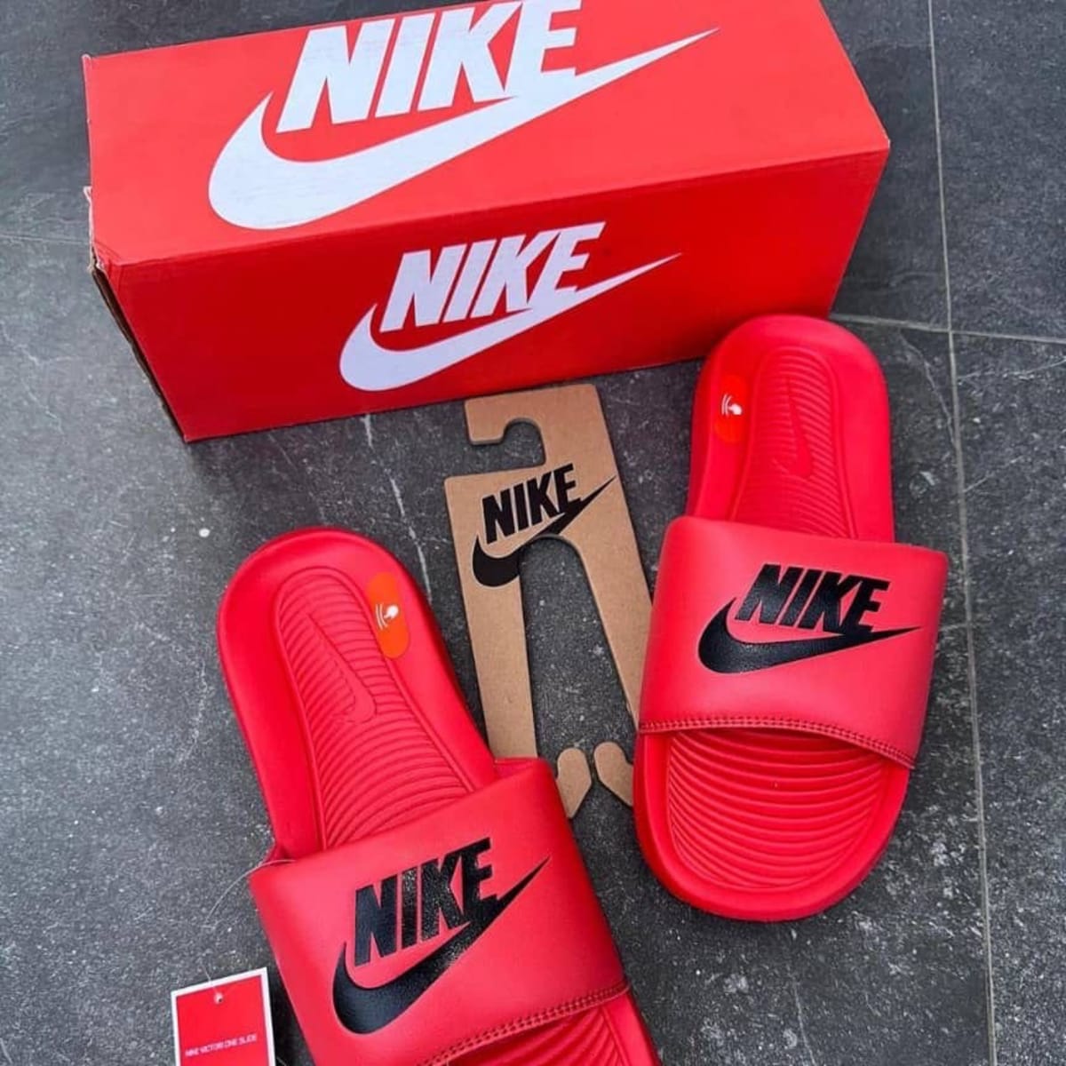 NIKE VICTORI ONE SLIDES