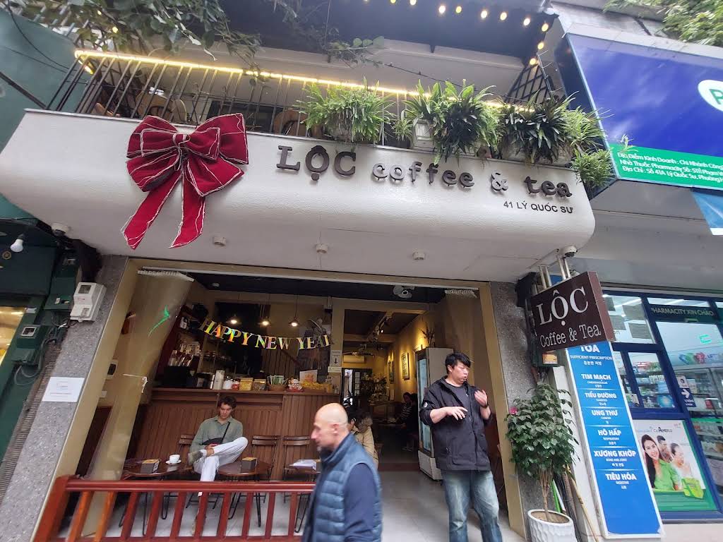 NHÂN VIÊN PHA CHẾ LỘC CAFE