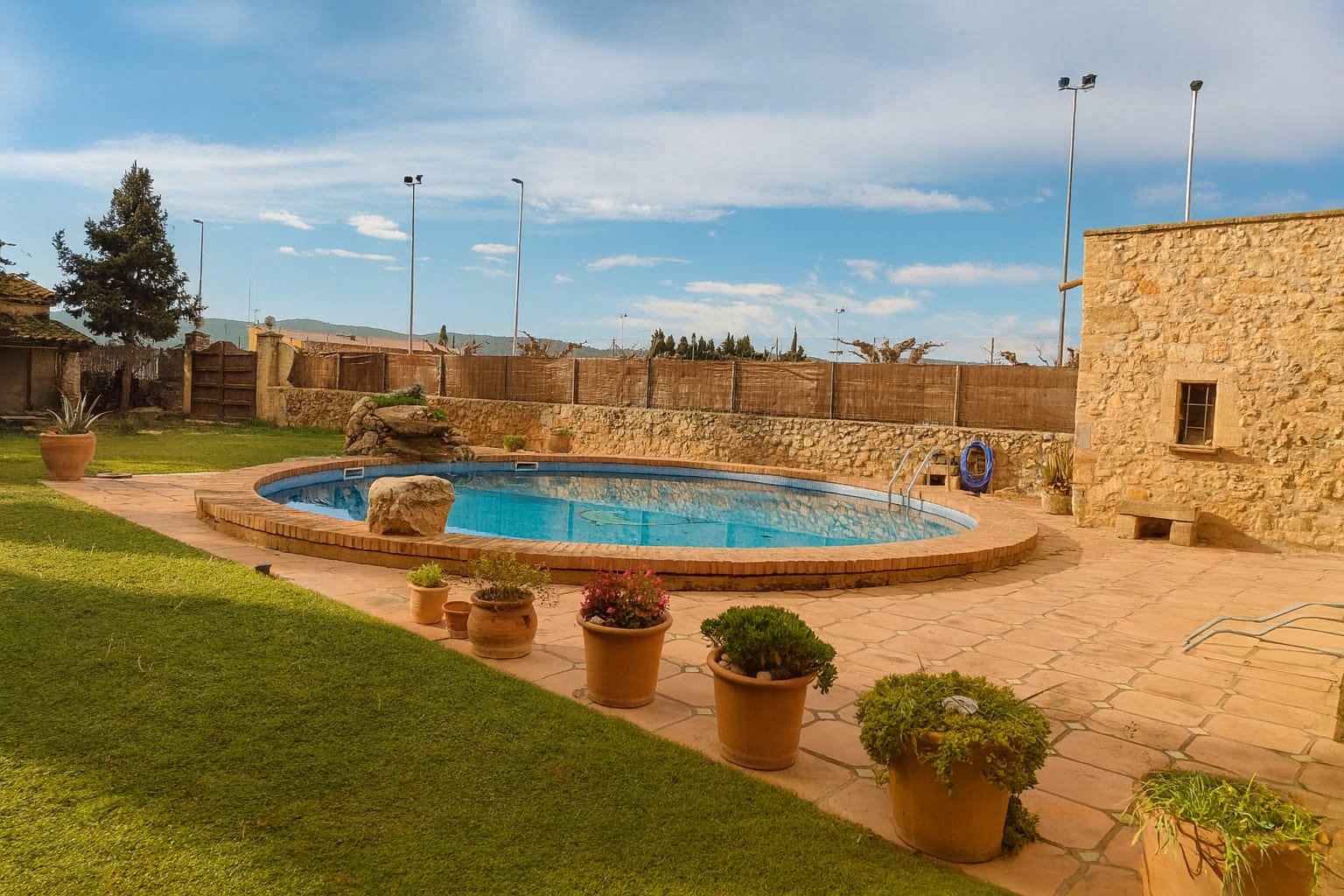 Masía en el Alt Empordà — Finca Singular de los Siglos XIV–XV con Piscina | Viladamat - 3