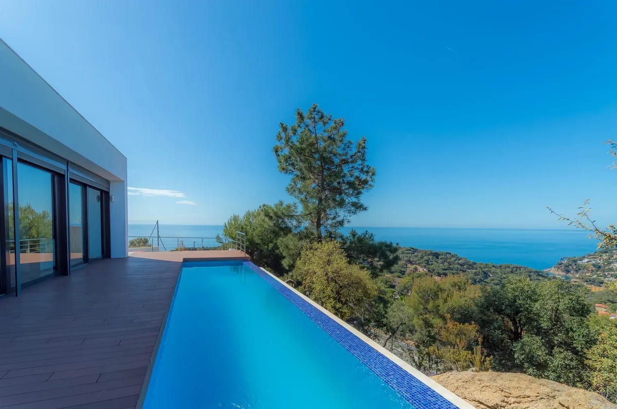 Villa moderna con piscina infinity y vistas panorámicas al mar en Lloret de Mar
