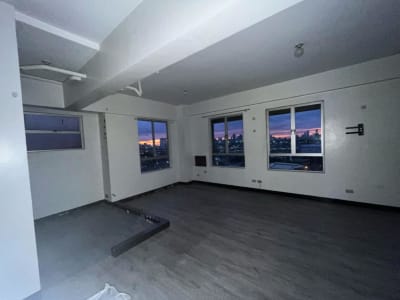 2 Bedroom corner condo Unit with unobstructed river & city views