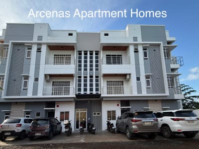 Modern 2BR/2bathroom semi-furnished unit.
