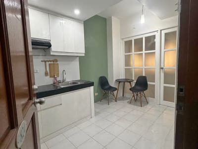 FOR RENT: 1BR Condo with Balcony in Makati Executive Tower 1