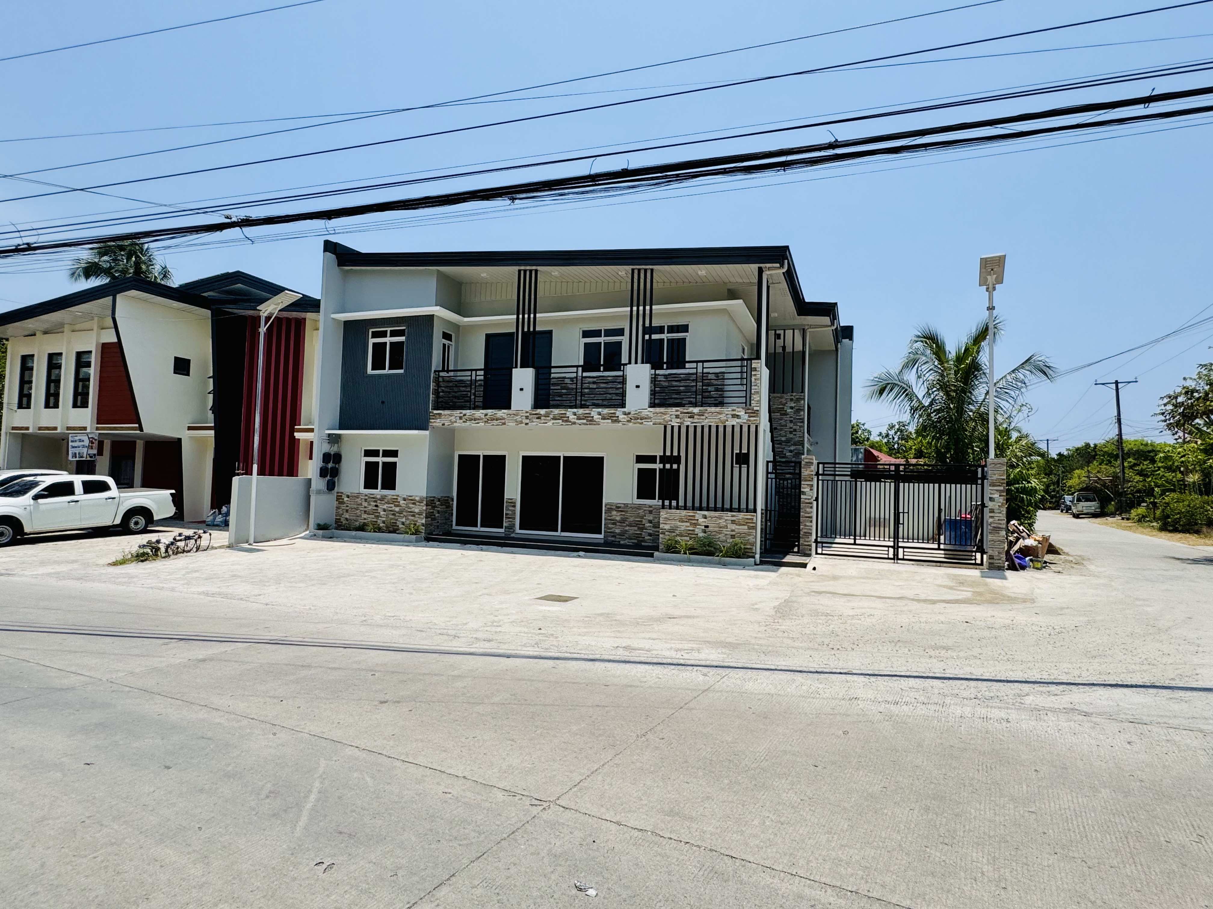 Very negotiable Commercial with residential building along the city