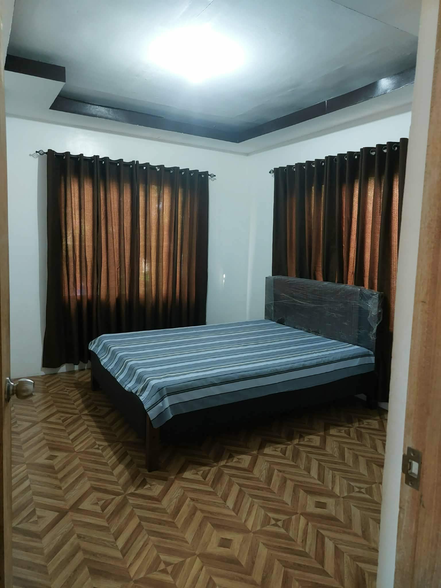 Modern 2 storey 5 bedrooms with 4 bathrooms