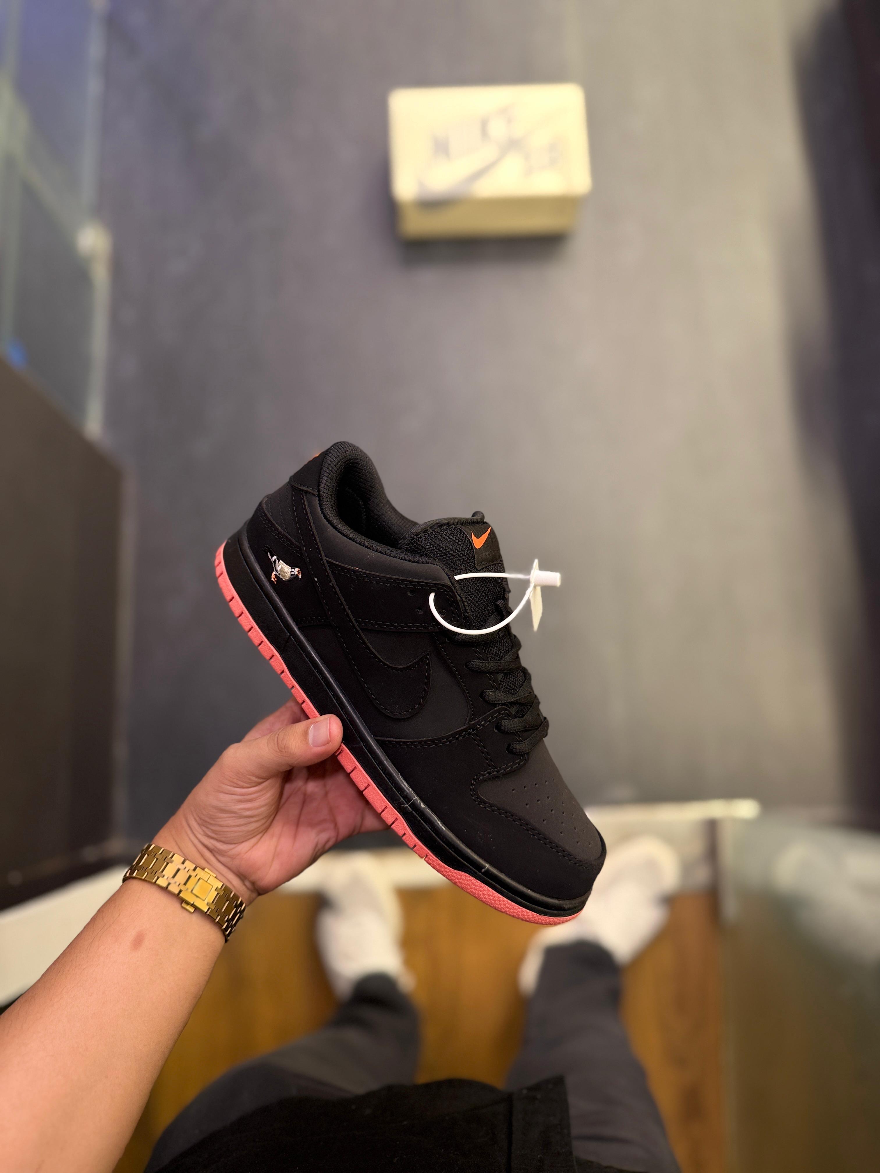 SB DUNK LOW NYC PEGION BLACK