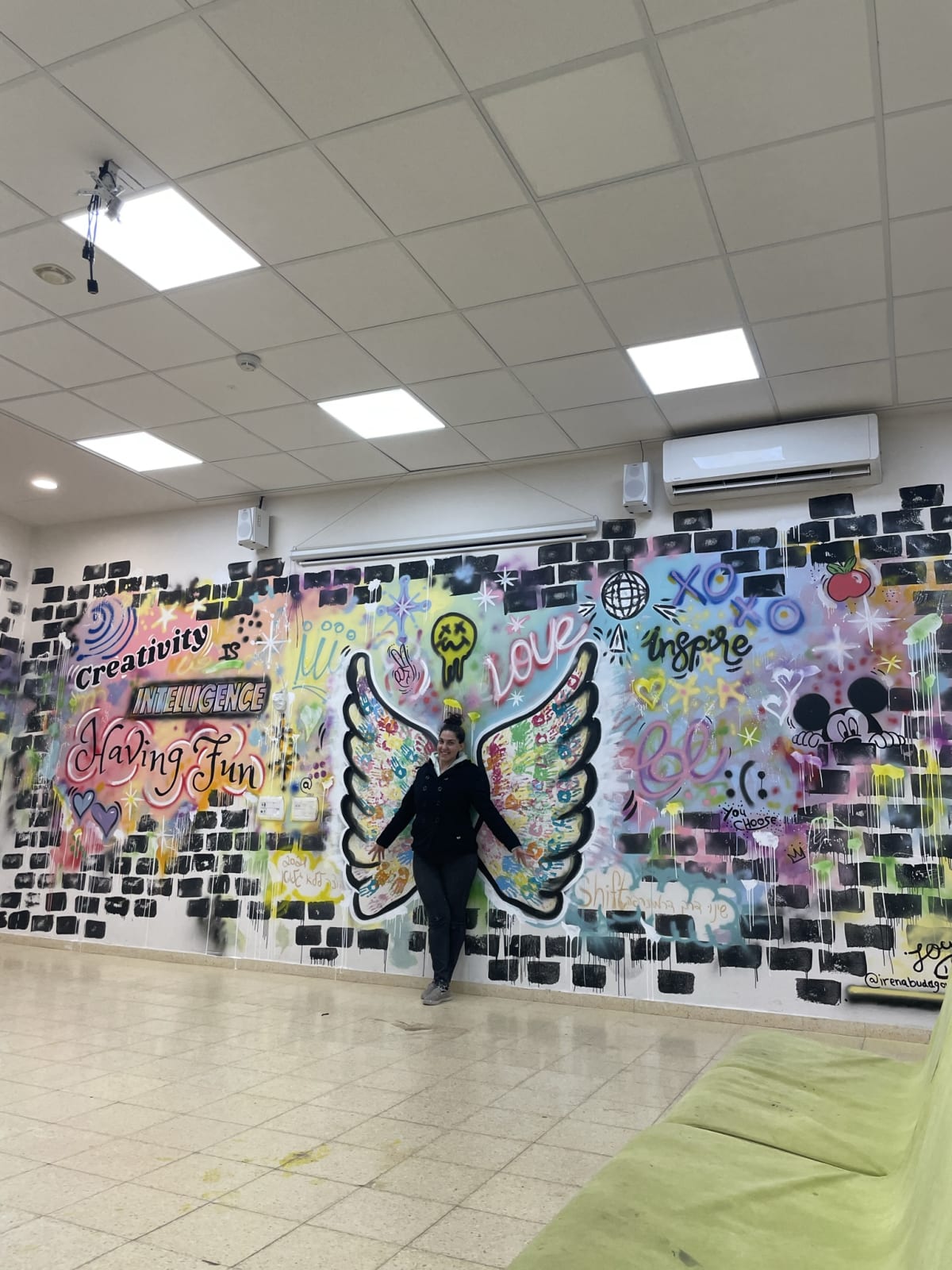 לימור אלמגור עם ציור של Joy ART