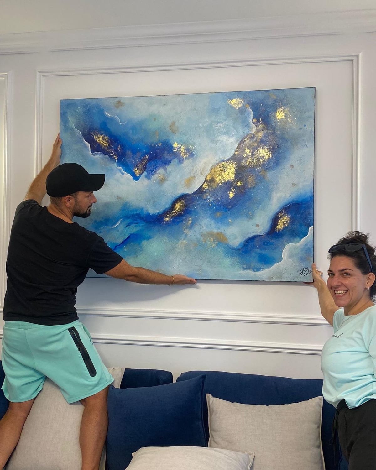 Sarah Saada עם ציור של Joy ART
