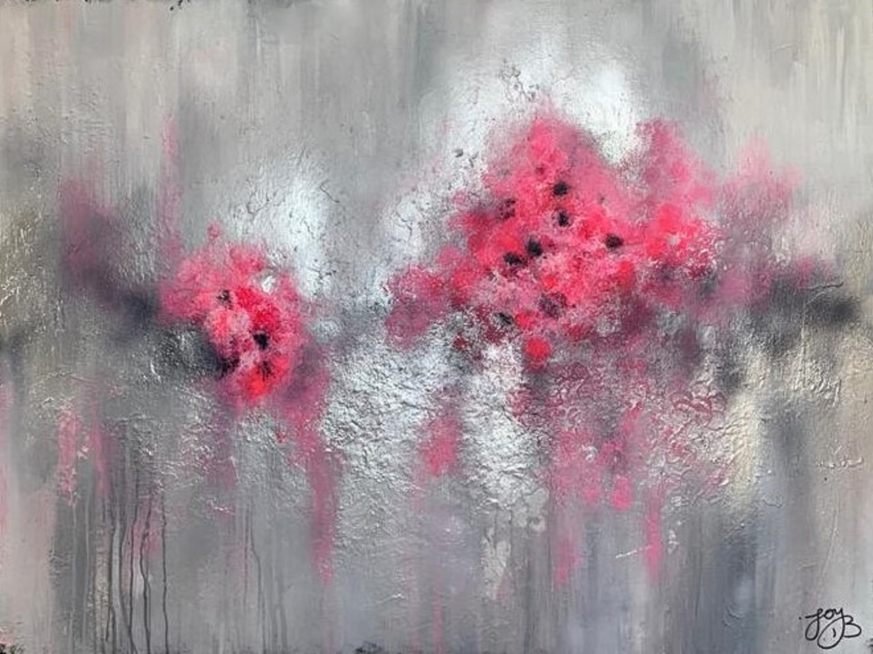 ציור אבסטרקטי Pink Blossom עם פריחה ורודה ואדומה על רקע אפור-כסוף עם טפטופים ומרקם מבריק