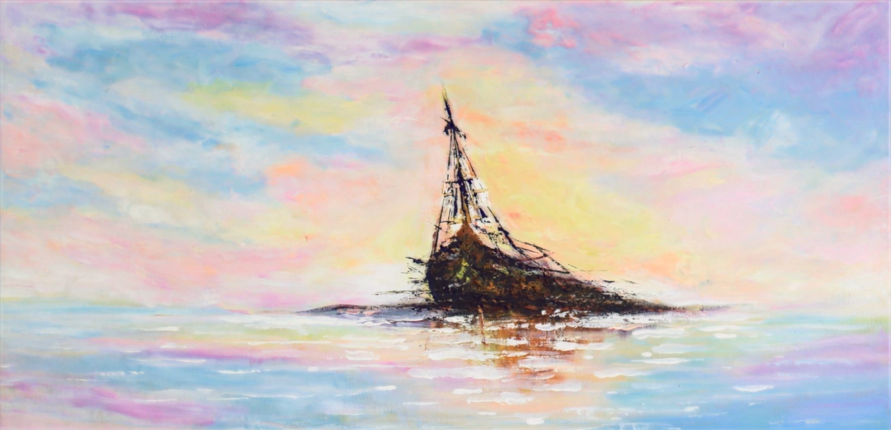 ציור Sail Away עם סירה קטנה בים שקט, שמיים פסטליים בגווני תכלת ורוד צהוב ולילך והשתקפות במים