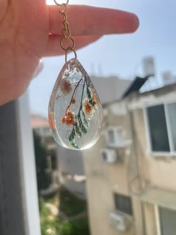 תכשיטי אפוקסי: אמנות קטנה שאפשר לענוד