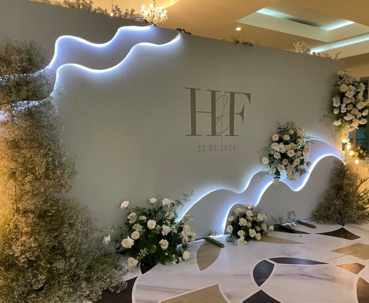 Boda10 — Nos encantó esta mampara con luz led de @ladisenorita, Agregamos un toque de diseño floral para (1)