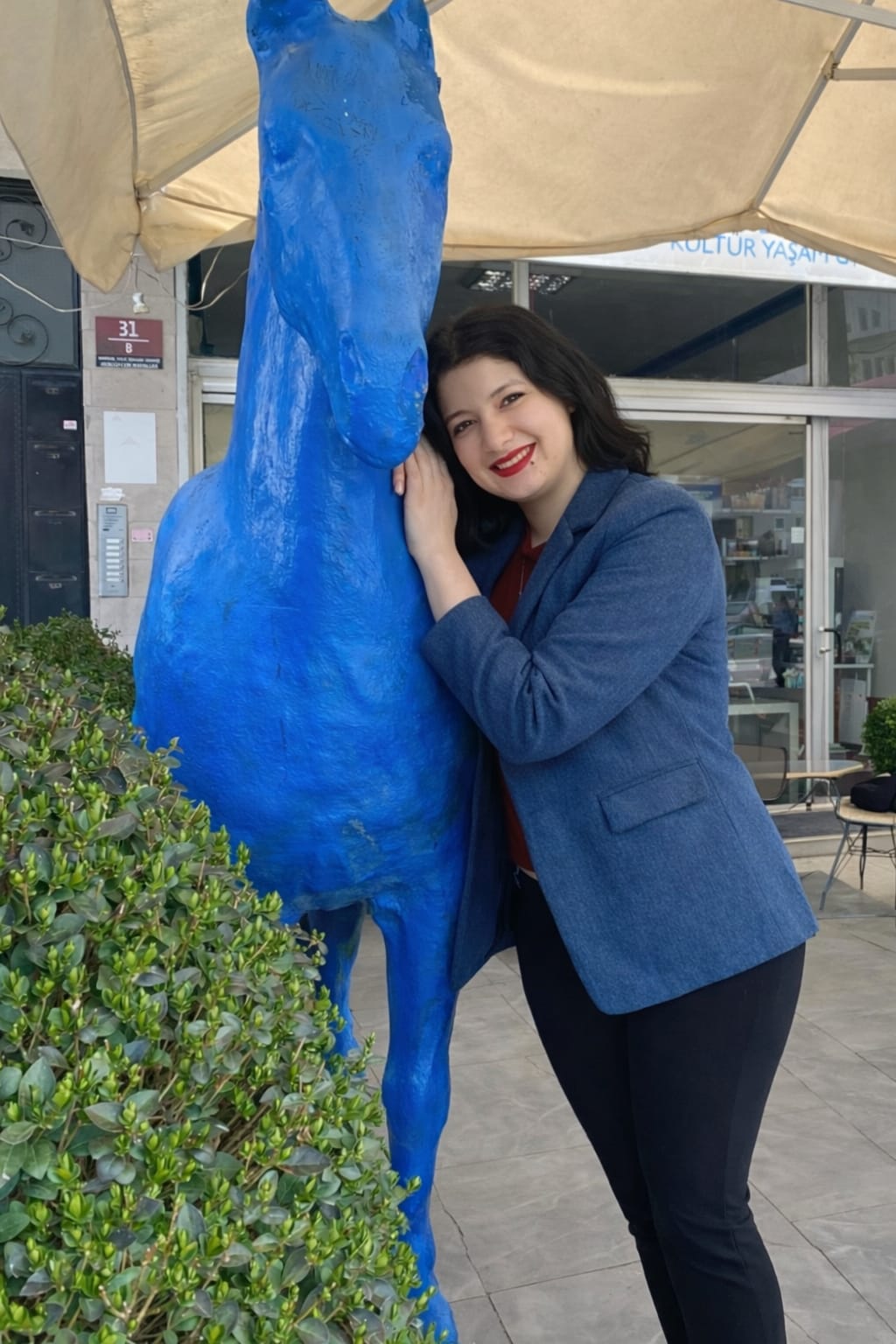 Kalbimdeki en guzel karsilasma Mavi At Kafe