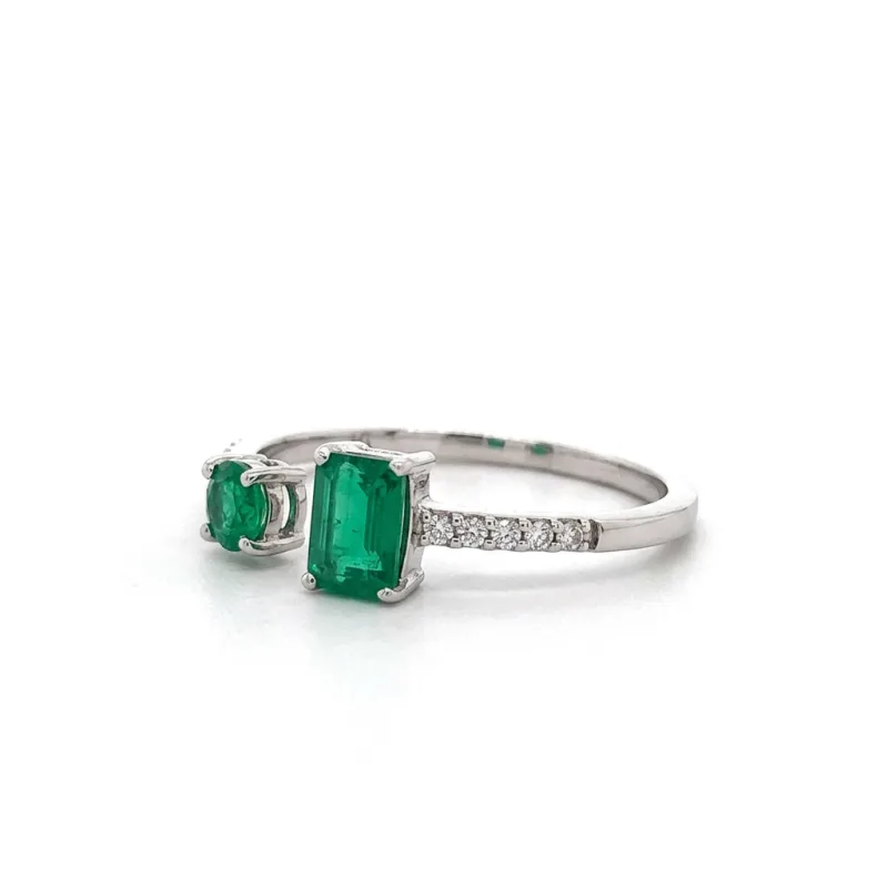 Anillo abierto de oro blanco con 2 esmeraldas rectangulares (0,55 ct) y 10 diamantes (0,06 ct)