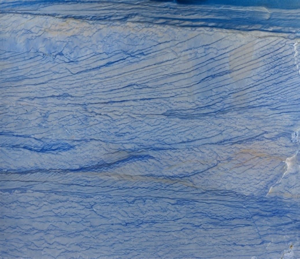 Cuarcita Azul Macauba - vista general de la placa pulida con vetas doradas - AMBZ Natural Stone, Novelda