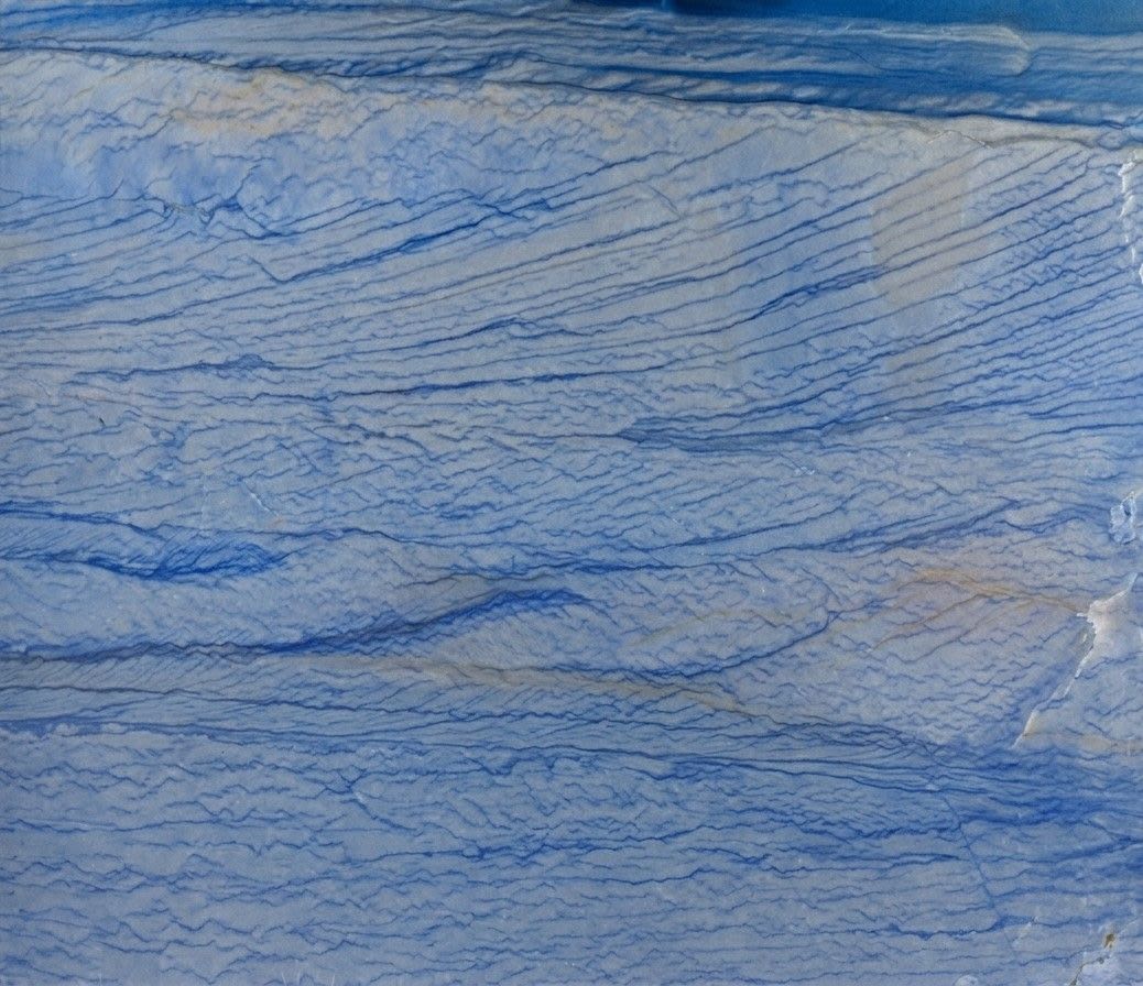 Cuarcita Azul Macauba - vista general de la placa pulida con vetas doradas - AMBZ Natural Stone, Novelda
