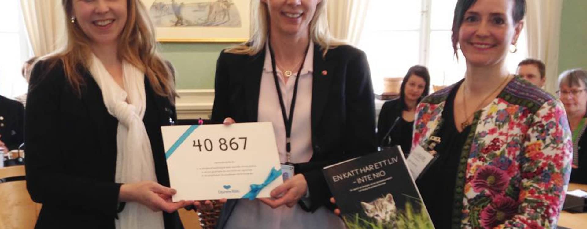 40 867 namn för katterna överlämnade i riksdagen