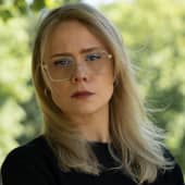 Bild på Tina Hogevik som är ordförande för djurrättsorganisationen Djurens Rätt. Hon har ett allvarligt ansiktsuttryck.