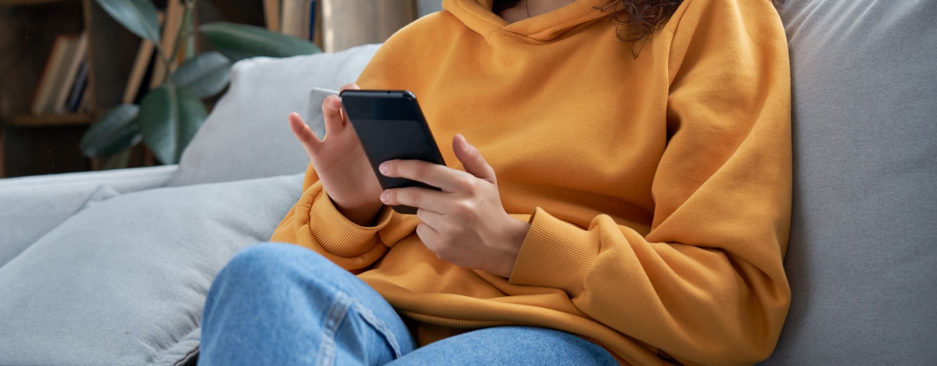 Person kollar på sin mobil