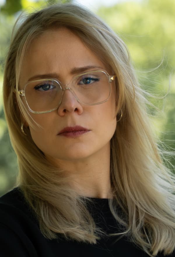 Bild på Tina Hogevik som är ordförande för djurrättsorganisationen Djurens Rätt. Hon har ett allvarligt ansiktsuttryck.