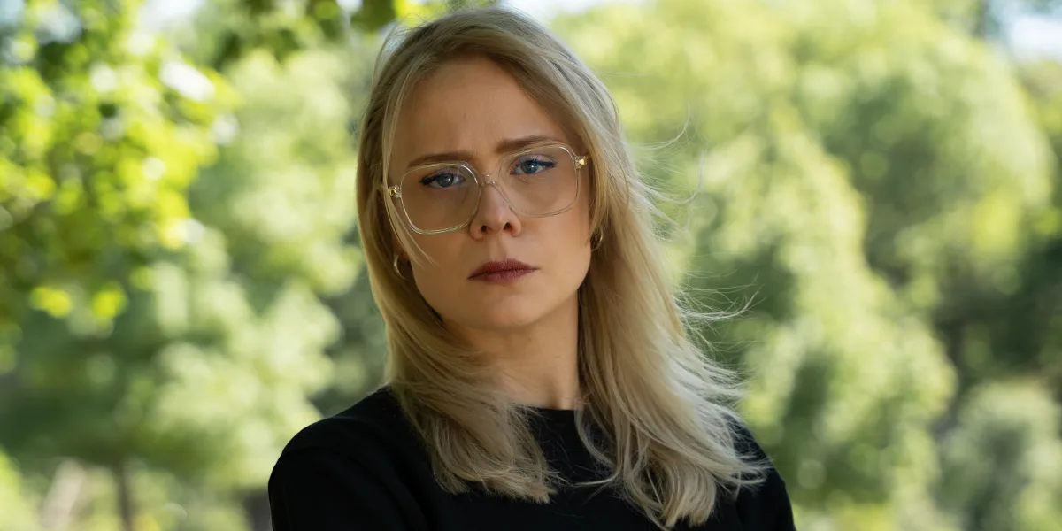 Bild på Tina Hogevik som är ordförande för djurrättsorganisationen Djurens Rätt. Hon har ett allvarligt ansiktsuttryck.