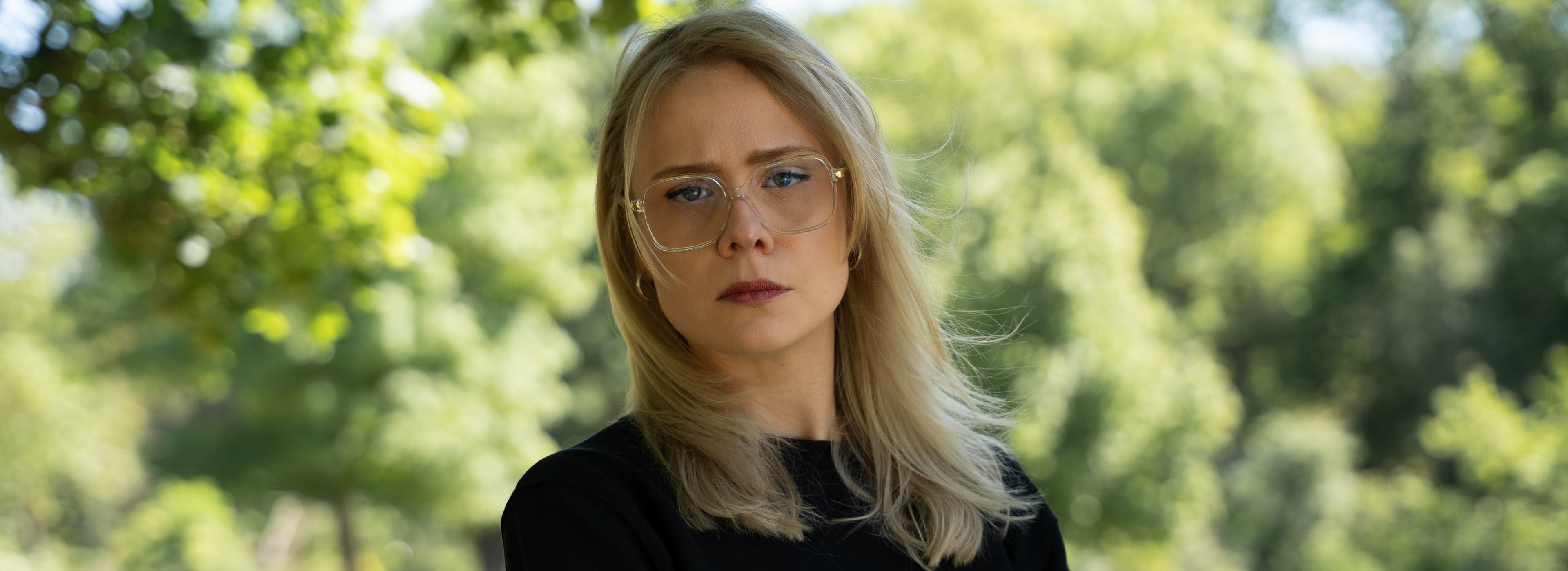 Bild på Tina Hogevik som är ordförande för djurrättsorganisationen Djurens Rätt. Hon har ett allvarligt ansiktsuttryck.