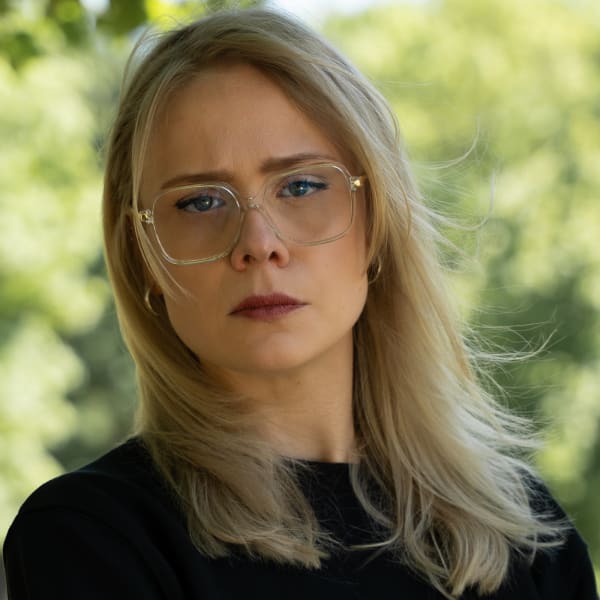 Bild på Tina Hogevik som är ordförande för djurrättsorganisationen Djurens Rätt. Hon har ett allvarligt ansiktsuttryck.