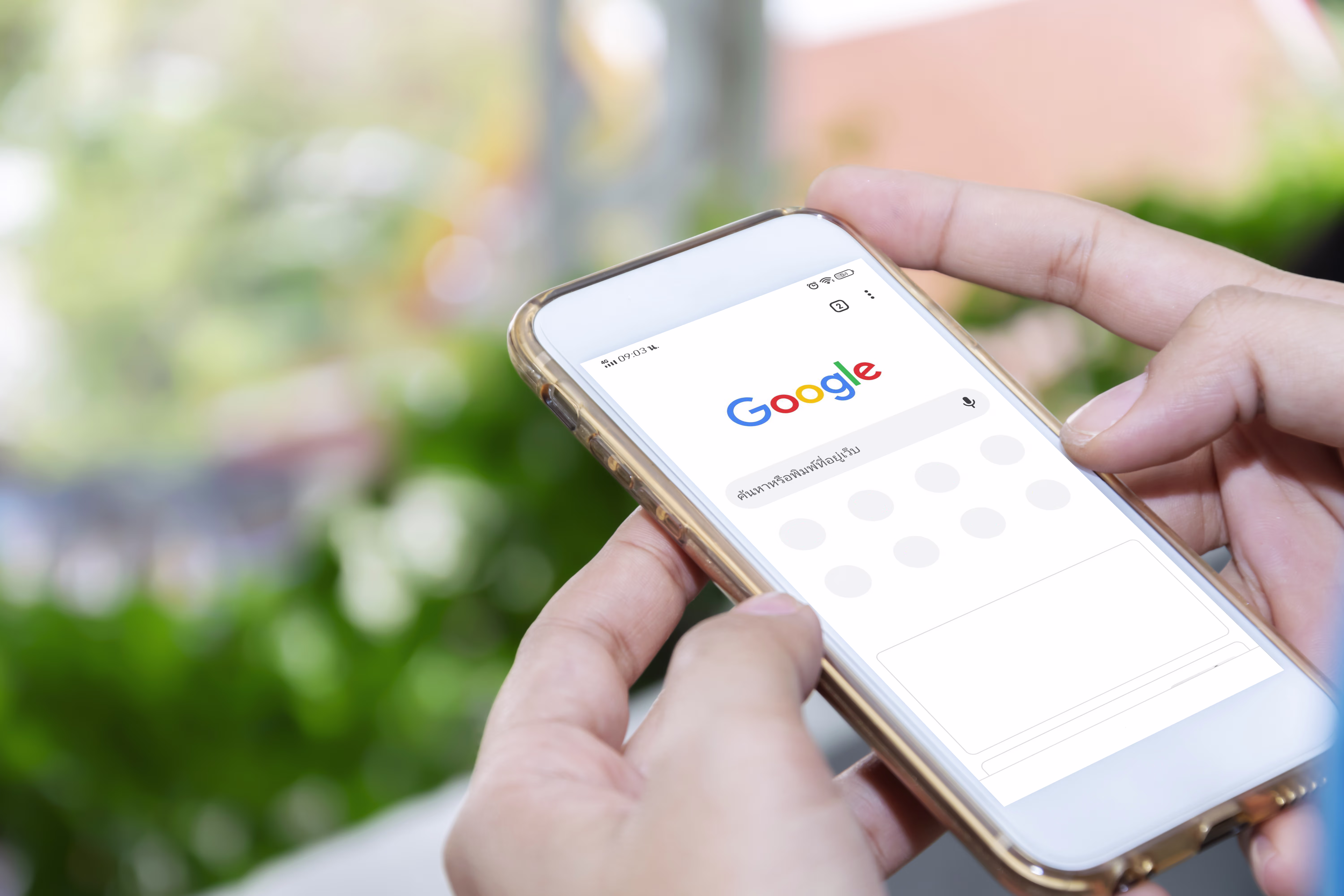 Pessoa pesquisando médico no Google pelo celular