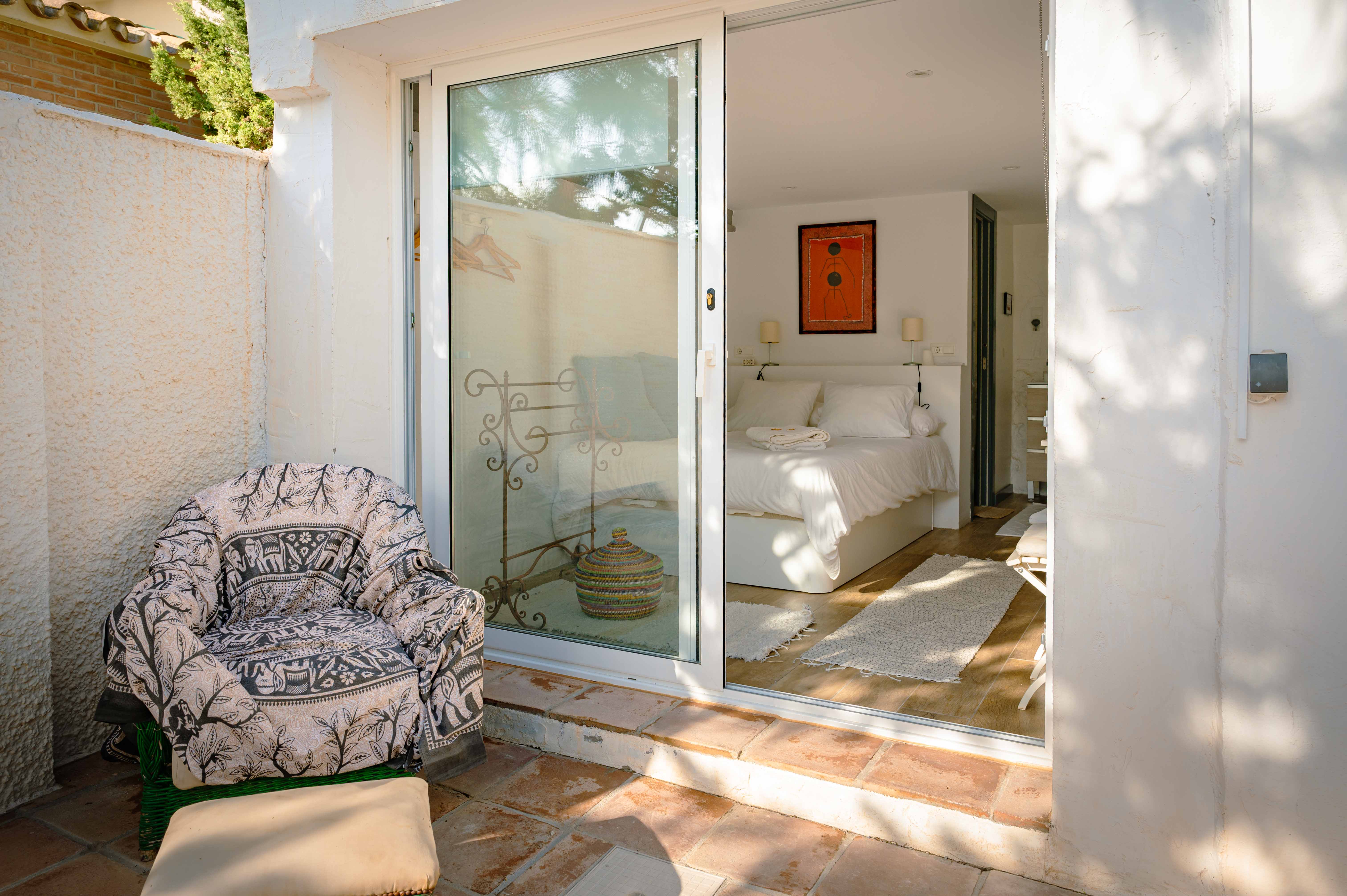 Entrada habitación y baño casita Málaga