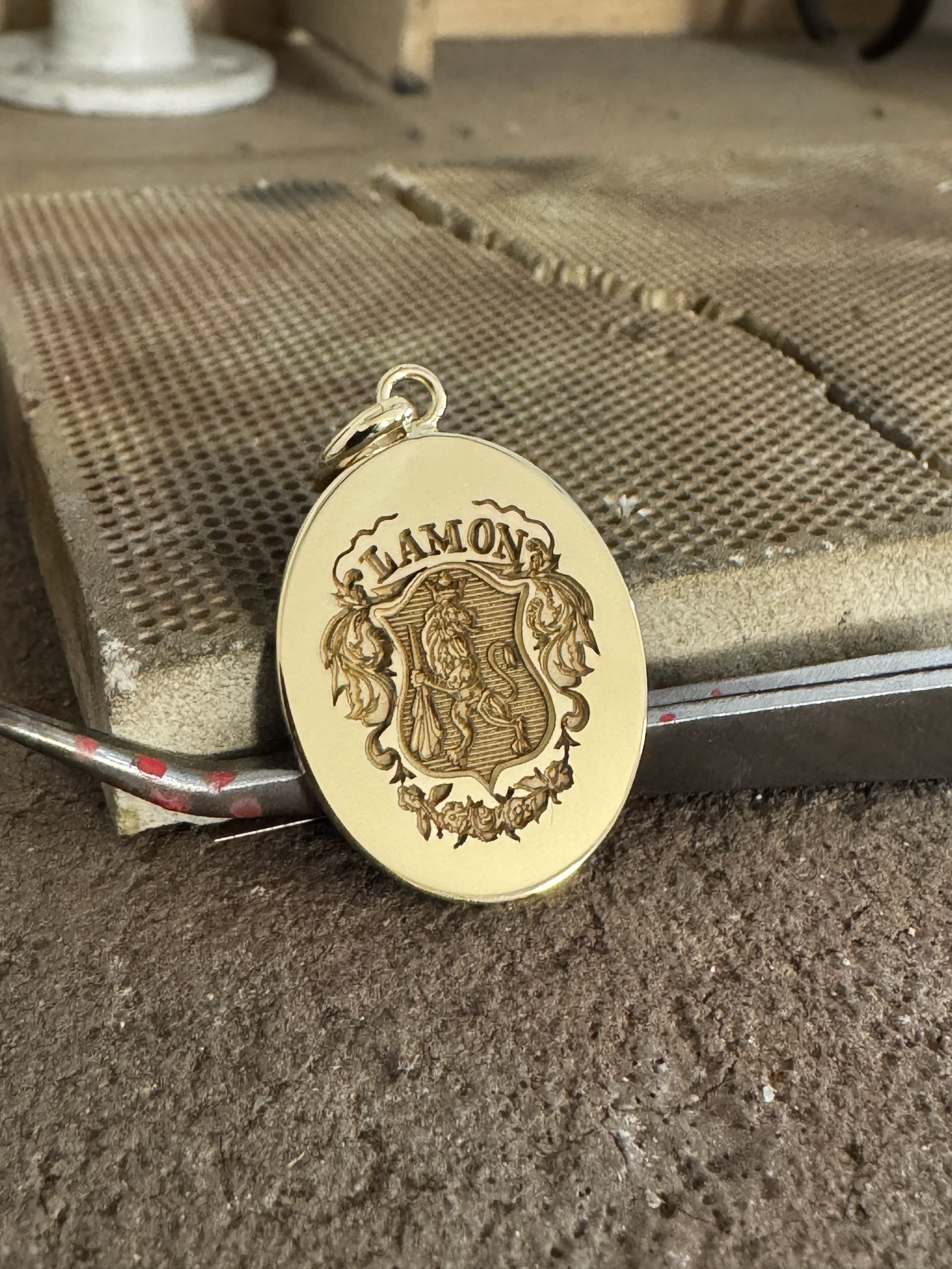 Gravure blason sur médaille