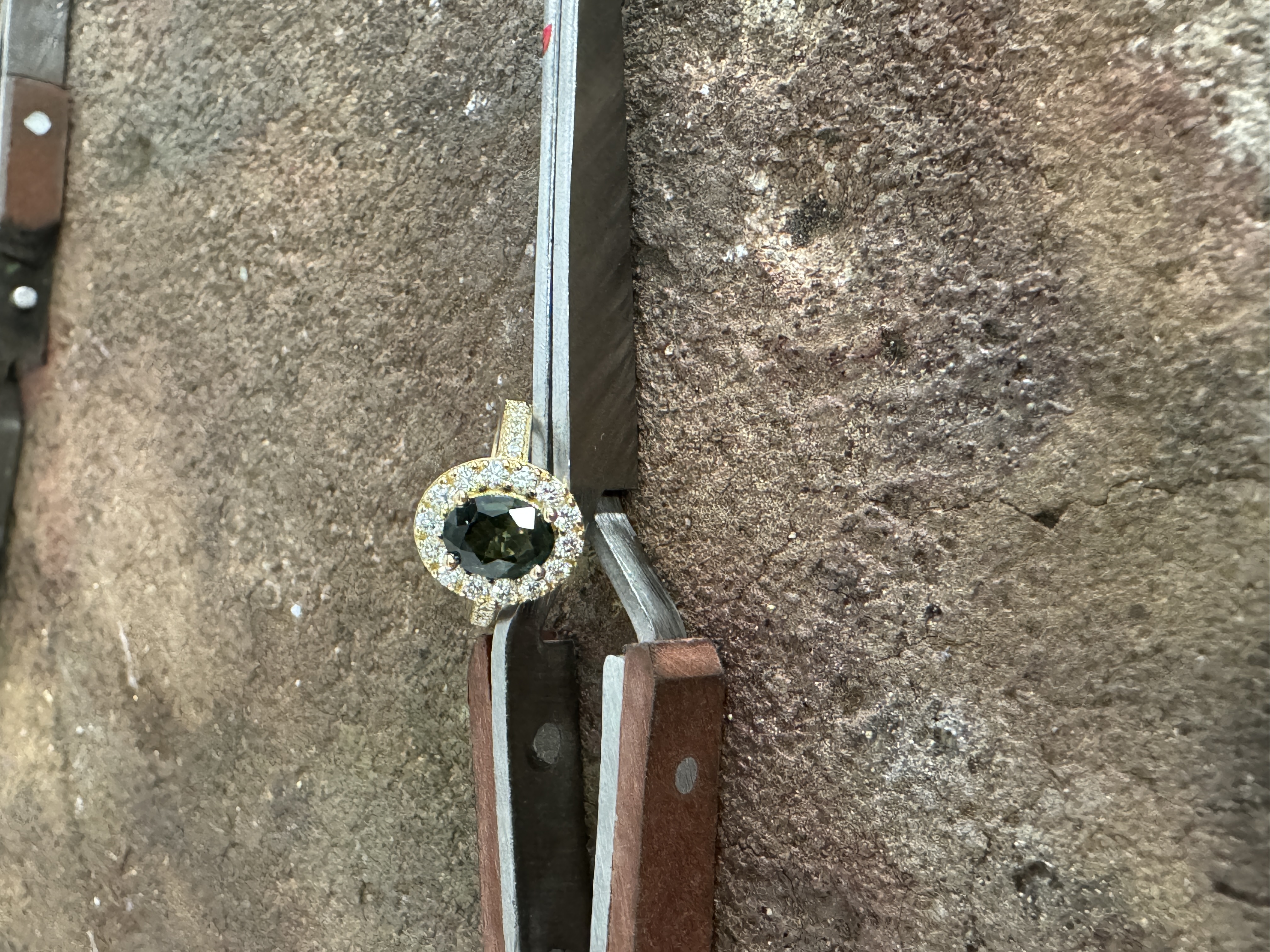 Fabrication d’une bague de fiançailles avec saphir Teal