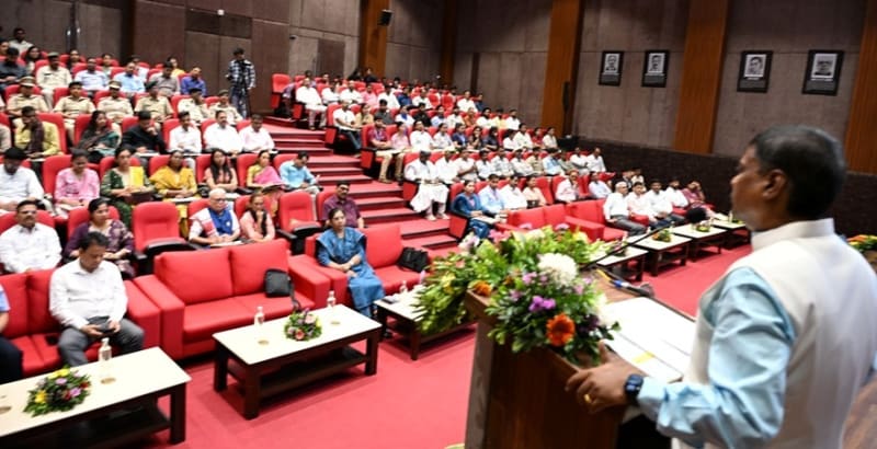 कार्यशाला को संबोधित करते मंत्री केदार कश्यप।