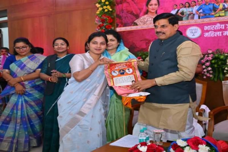 मुख्यमंत्री डॉ. मोहन यादव को पाती सौंपती महिलाएं।