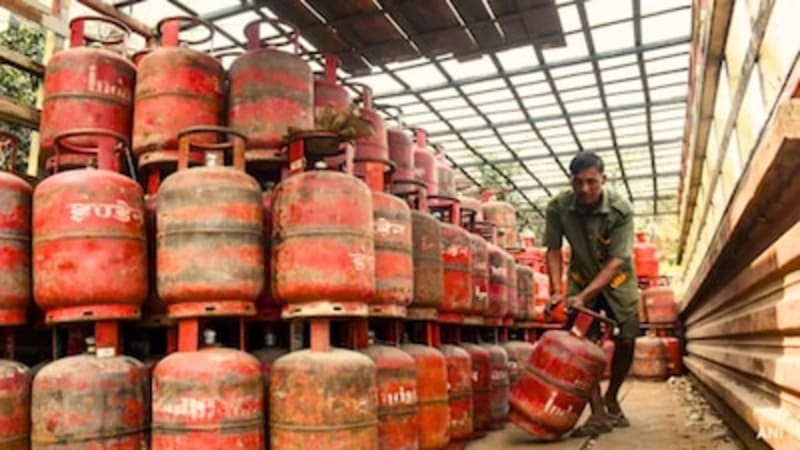 भोपाल में LPG संकट गहराया, शादी सीजन से पहले बढ़ी टेंशन—सिर्फ 50% सप्लाई, होटल-टेंट कारोबार पर बड़ा असर
