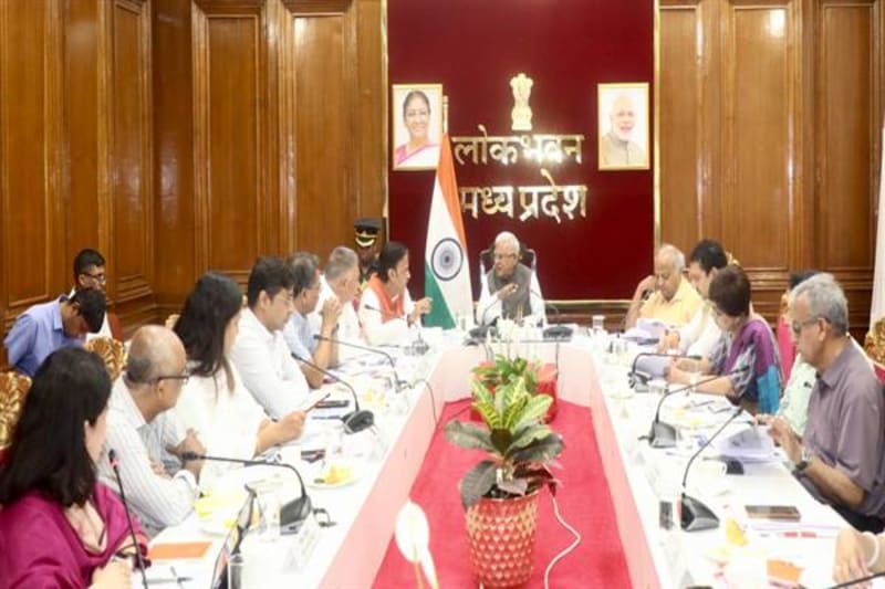 समीक्षा बैठक करते राज्यपाल मंगुभाई पटेल।